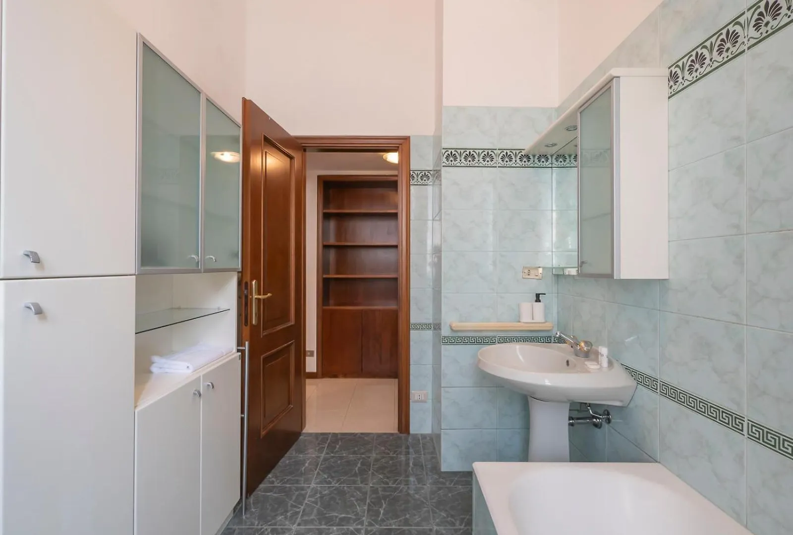 Xenia Apartments - Classical Suite In Central Station Milan